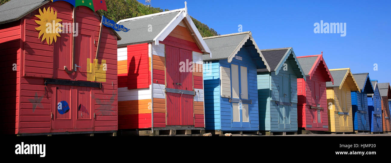 In legno colorato beachuts sul lungomare a Cromer town, Costa North Norfolk, Inghilterra, Regno Unito Foto Stock