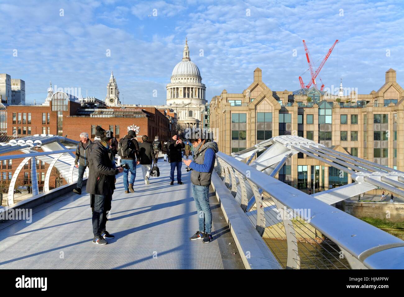 St Pauls Cathedral e il Millennium bridge city of London REGNO UNITO Foto Stock
