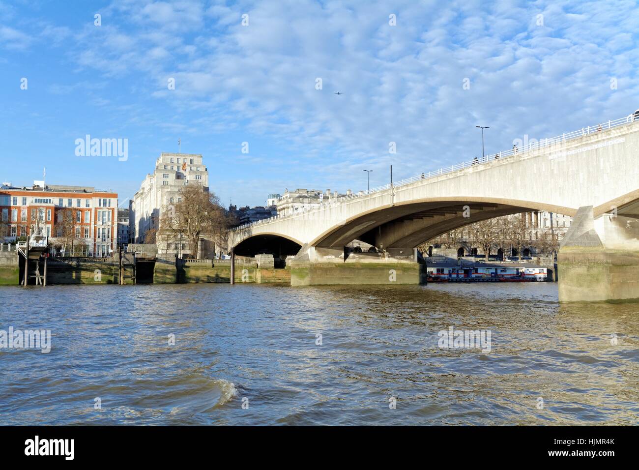 Il fiume Tamigi e Waterloo bridge central London REGNO UNITO Foto Stock