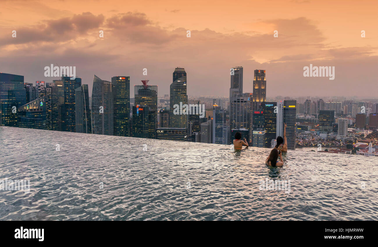 Il Marina Bay Sands , piscina Infinity, Tetto Terasse, Tramonto, Skyline, turisti asiatici, Marina Bay, Singapore, Singapur, Southest Asia, Foto Stock