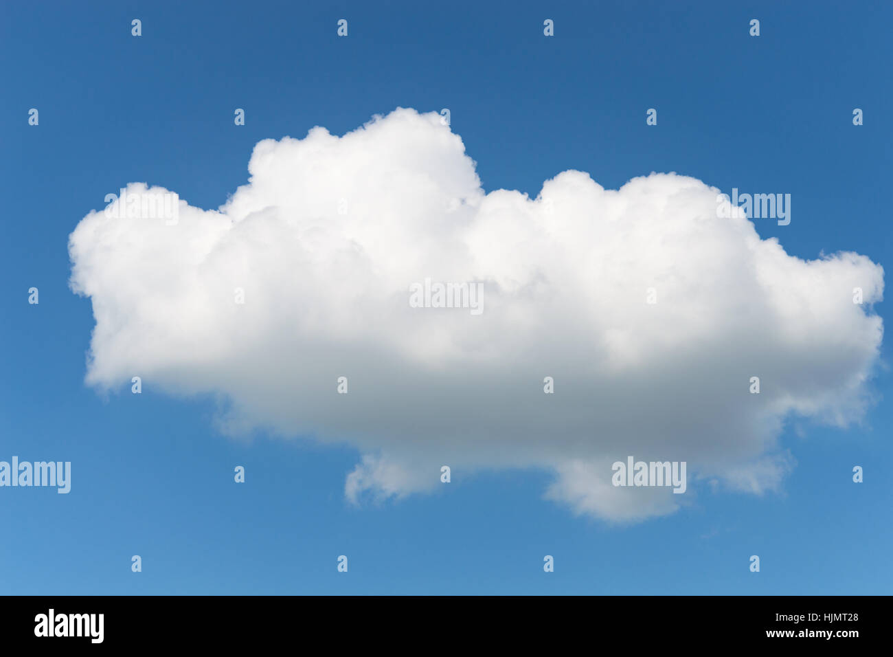 Un unico fluffy Cumulus cloud in chiaro blu profondo cielo estivo Foto Stock