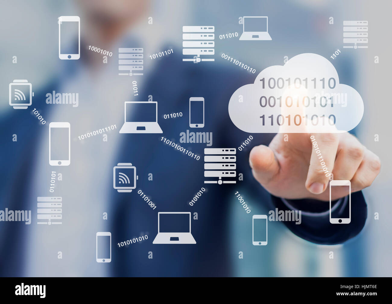 La trasmissione dei dati e cloud computing concetto con una rete di server, computer e dispositivi di binario di scambio di informazioni digitali, persona toccando Foto Stock