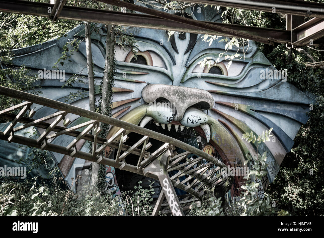 Vecchio roller coaster in un parco giochi abbandonato, Berlino Est, Germania Foto Stock