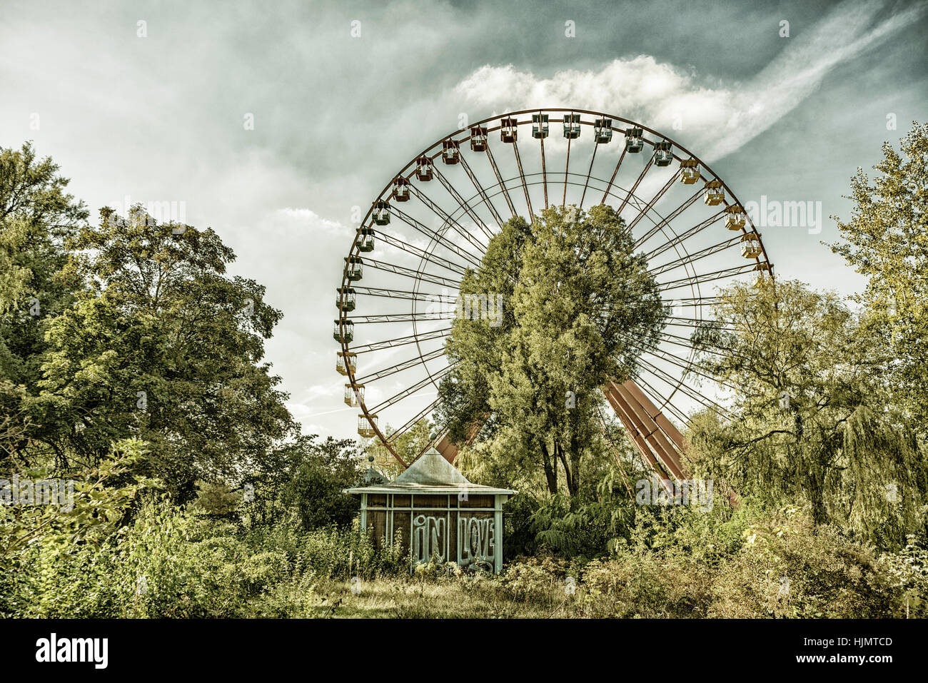 Antico e grande ruota in un parco giochi abbandonato, Spreepark, Berlino Est, Treptow, Foto Stock
