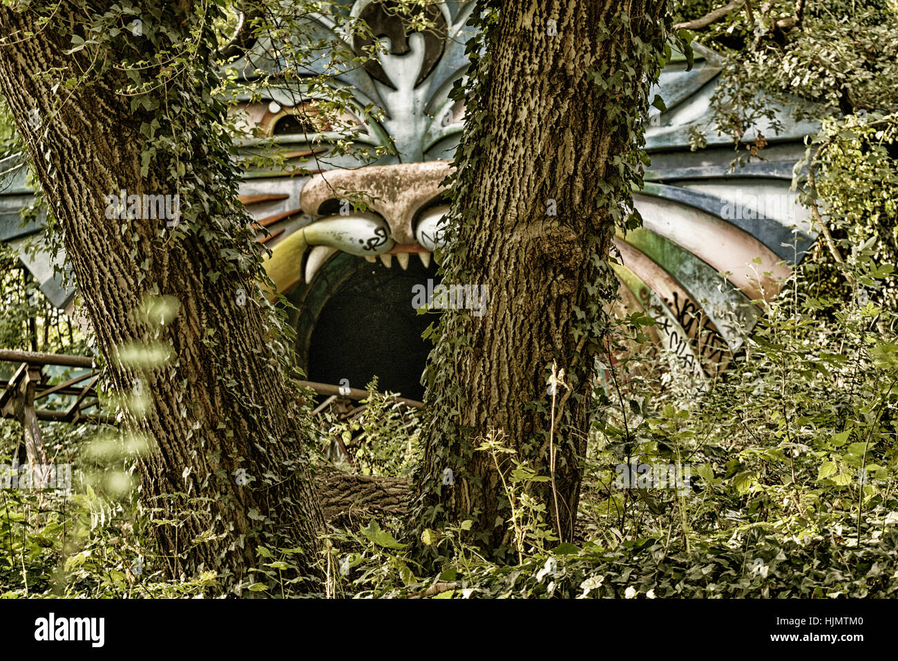 Vecchio roller coaster in un parco giochi abbandonato, Berlino Est, Germania Foto Stock