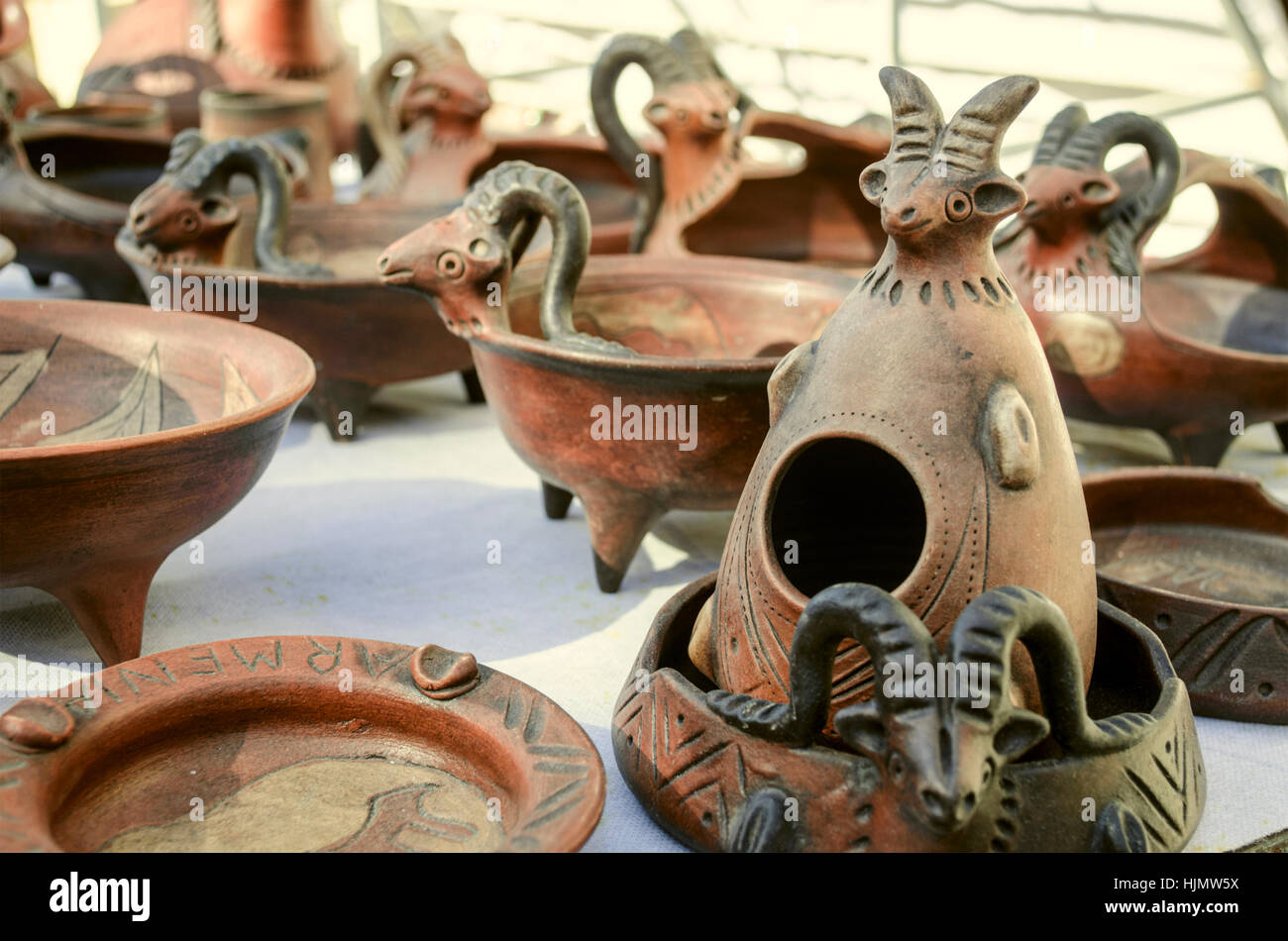 Domenica la vendita di liquidazione negozio di souvenir di argilla,posacenere con la configurazione in rilievo,candelieri con ram la testa Foto Stock