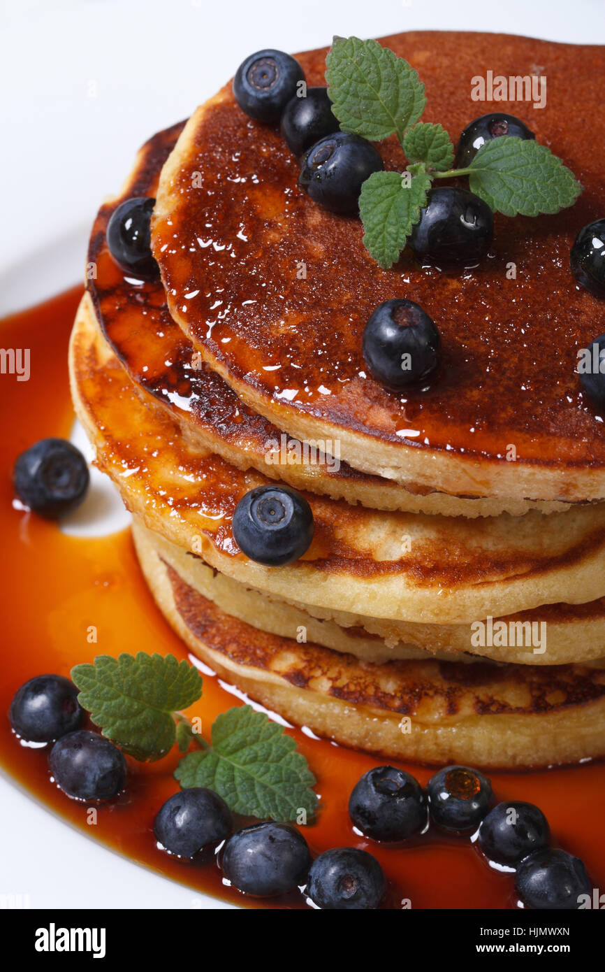 Mirtillo pancake con bacche e sciroppo d'acero sul tavolo closeup. vista verticale da sopra Foto Stock