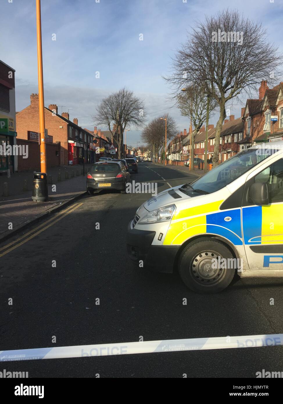 Un cordone di polizia presso la scena in Rookery Road, Handsworth, Birmingham, dove un uomo è stato fatalmente pugnalata sul piano superiore di un bus tardi il lunedì sera. Foto Stock