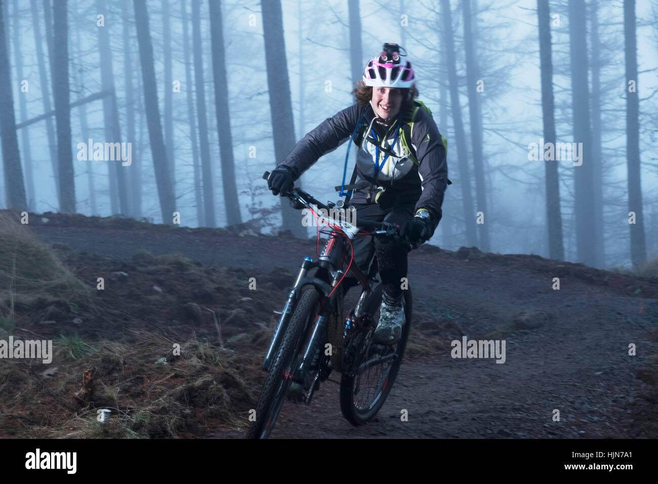 I concorrenti difficile nel 2017 Strathpuffer gara nelle Highlands scozzesi Foto Stock