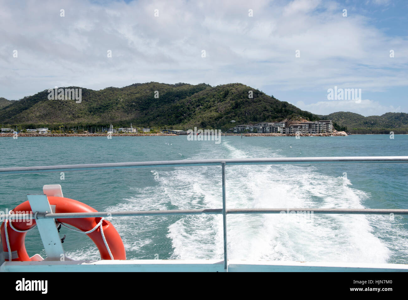 Guardando indietro alla Magnetic Island dal traghetto a Townsville Queensland, Australia Foto Stock