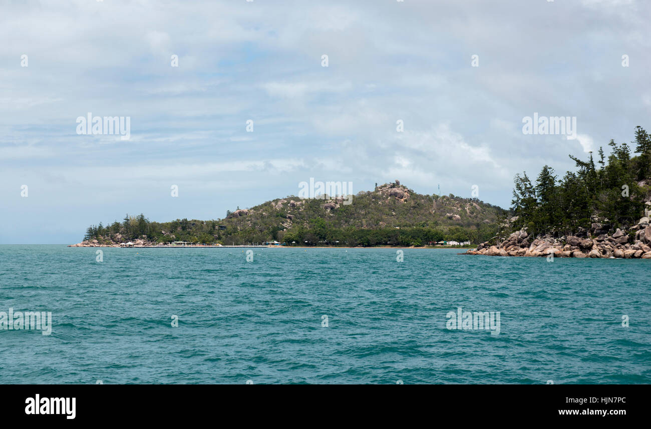Guardando indietro alla Magnetic Island dal traghetto a Townsville Queensland, Australia Foto Stock