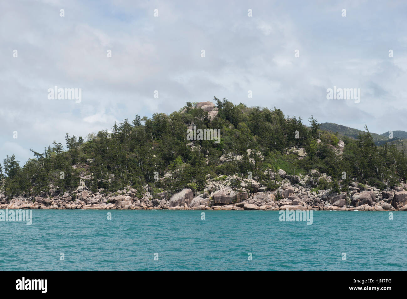 Guardando indietro alla Magnetic Island dal traghetto a Townsville Queensland, Australia Foto Stock