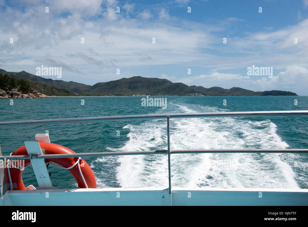 Guardando indietro alla Magnetic Island dal traghetto a Townsville Queensland, Australia Foto Stock