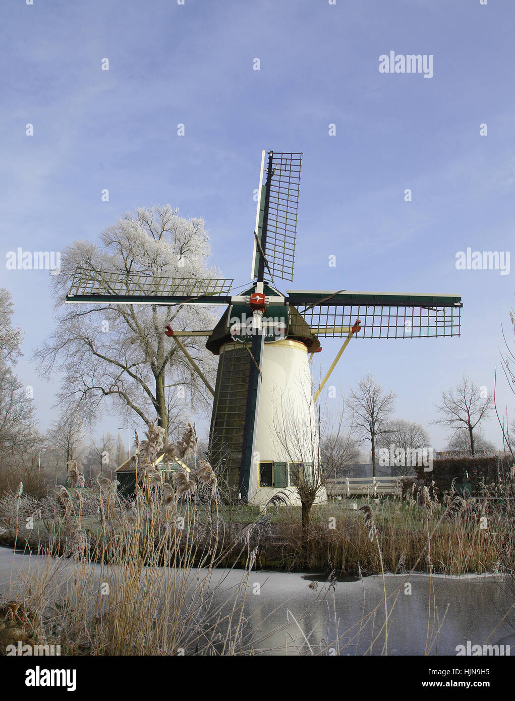 Dutch Mill in Winter Snow and Ice.The Rodenburgermolen (1704) Leiden Paesi Bassi.Polder Mill. Foto Stock