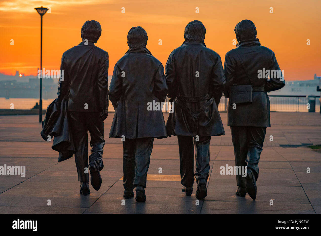Statua del Beatles o Fab Four a Liverpool pierhead la sera sun. Foto Stock
