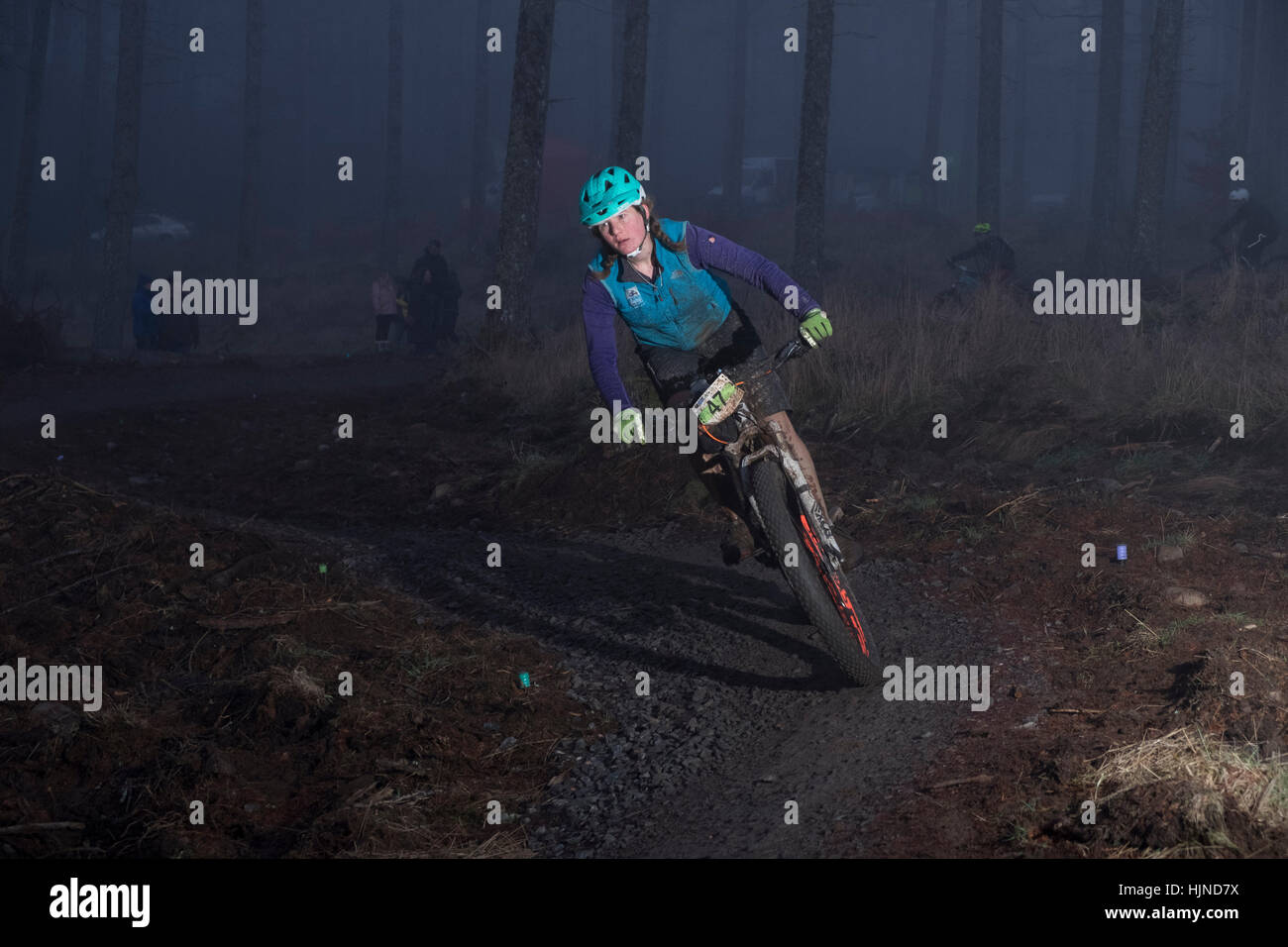 I concorrenti difficile nel 2017 Strathpuffer gara nelle Highlands scozzesi Foto Stock