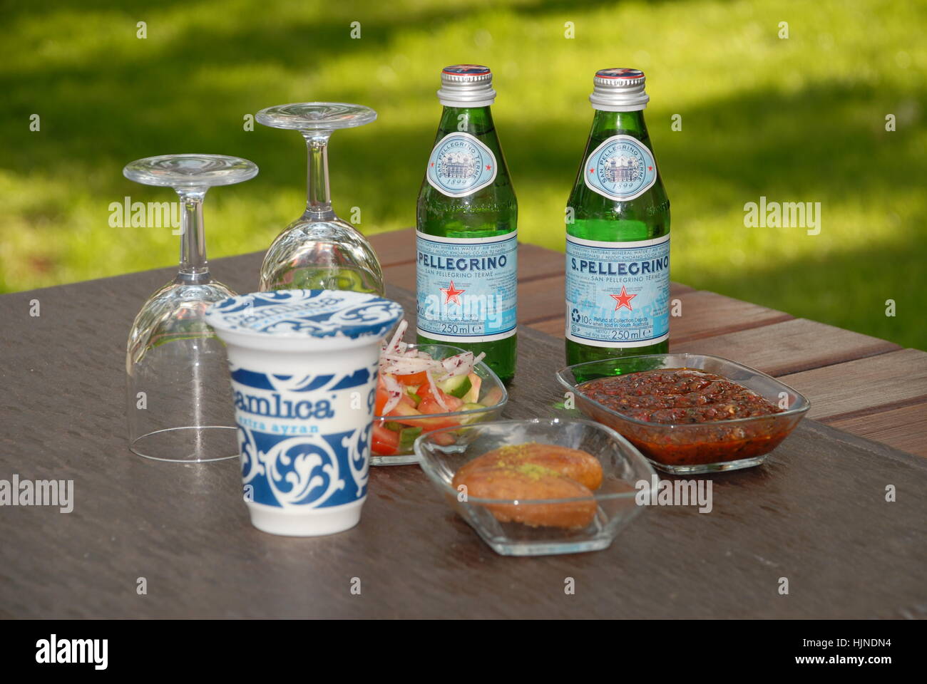 San Pellegrino è un marchio italiano di acqua minerale realizzato in provincia di Bergamo, Italia. San Pellegrino è marchio di proprietà di Foto Stock San Pellegrino è un marchio italiano di acqua minerale realizzato in provincia di Bergamo, Italia. San Pellegrino è marchio di proprietà di Foto Stock