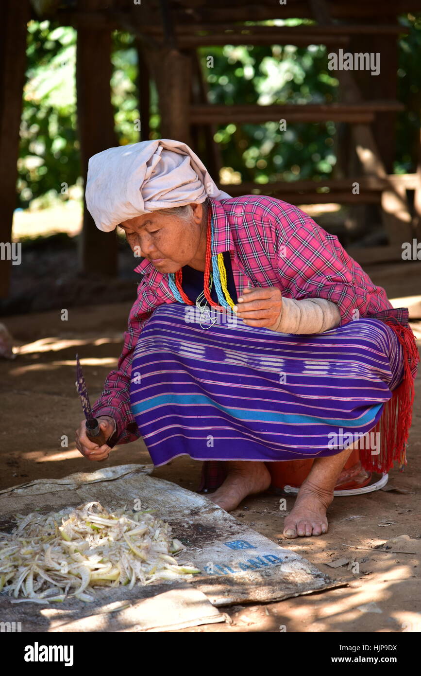 Vecchia donna tailandese dal villaggio hmong vicino a Chiang Mai - Gennaio 2017 Foto Stock