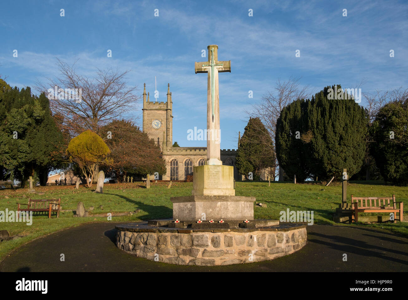 La chiesa parrocchiale di San Matteo nel villaggio di Darley Abbey, Derby, Inghilterra, Regno Unito. Mostra il Cimitero e memoriale di guerra. Foto Stock