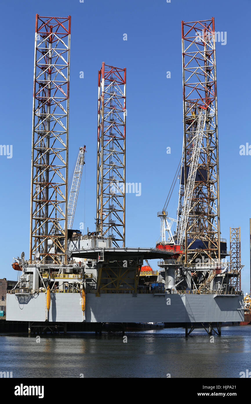 Jackup rig in porto Foto Stock