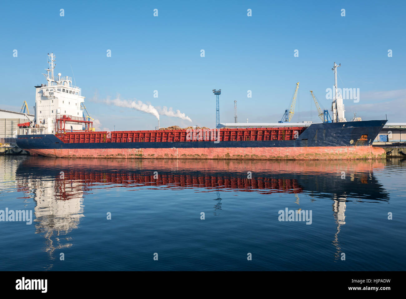 Nave da carico generale in porto Foto Stock