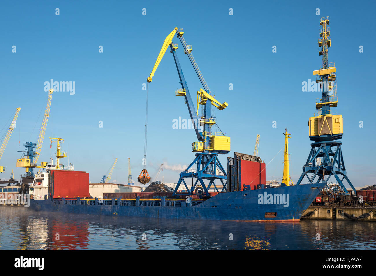 Nave da carico generale in porto Foto Stock