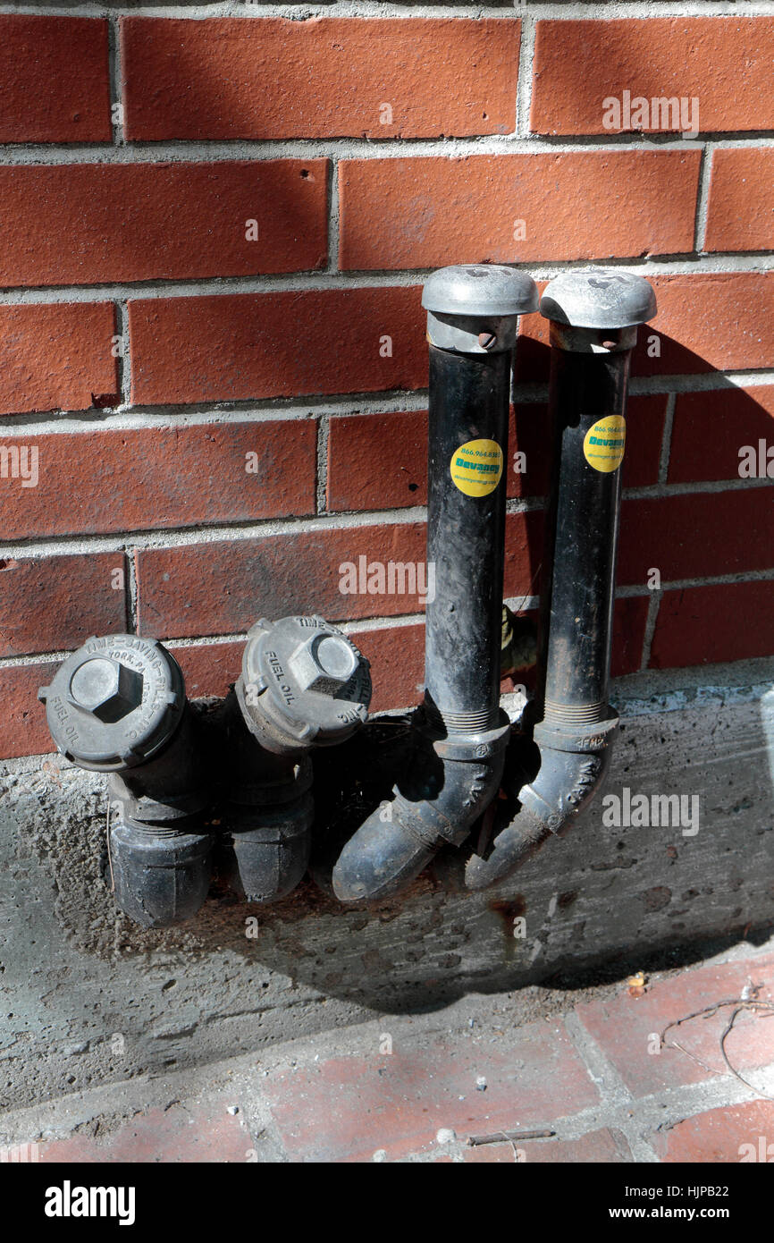 Residenziale di olio carburante serbatoio di deposito (caps e bocchette di sicurezza) sul marciapiede in Beacon Hill area di Boston, Massachusetts, Stati Uniti. Foto Stock
