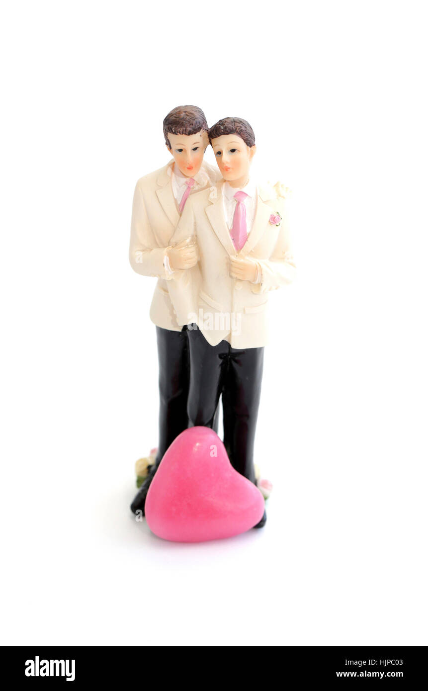 Una coppia omosessuale con un cuore rosa contro uno sfondo bianco Foto Stock