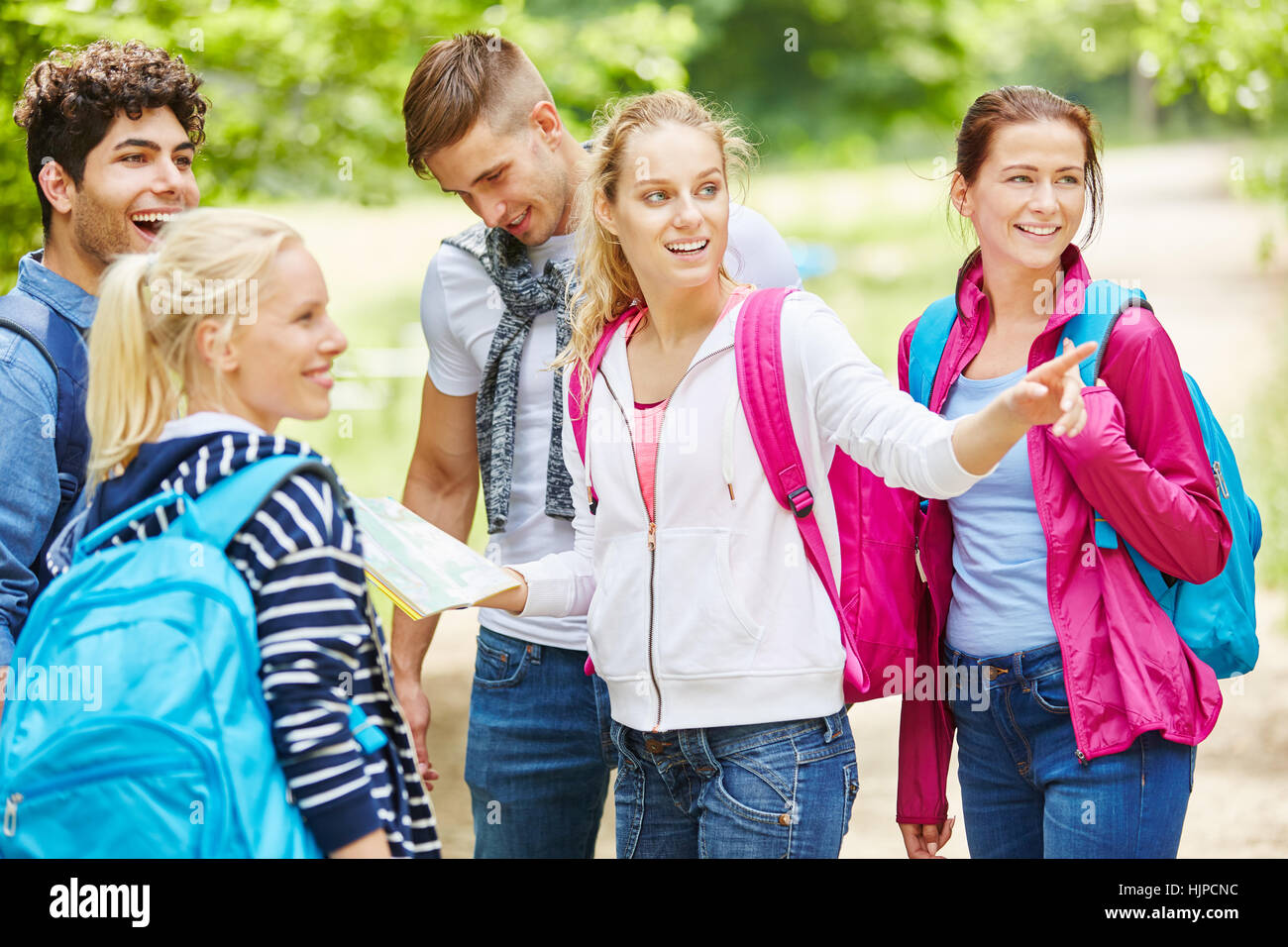 Escursionismo gruppo di progettazione la loro direzione per il trekking con escursioni mappa Foto Stock