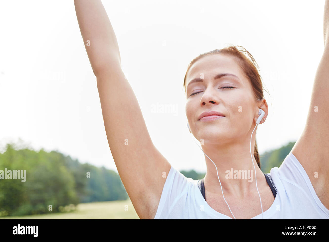 Giovane donna respirando aria fresca nella natura Foto Stock