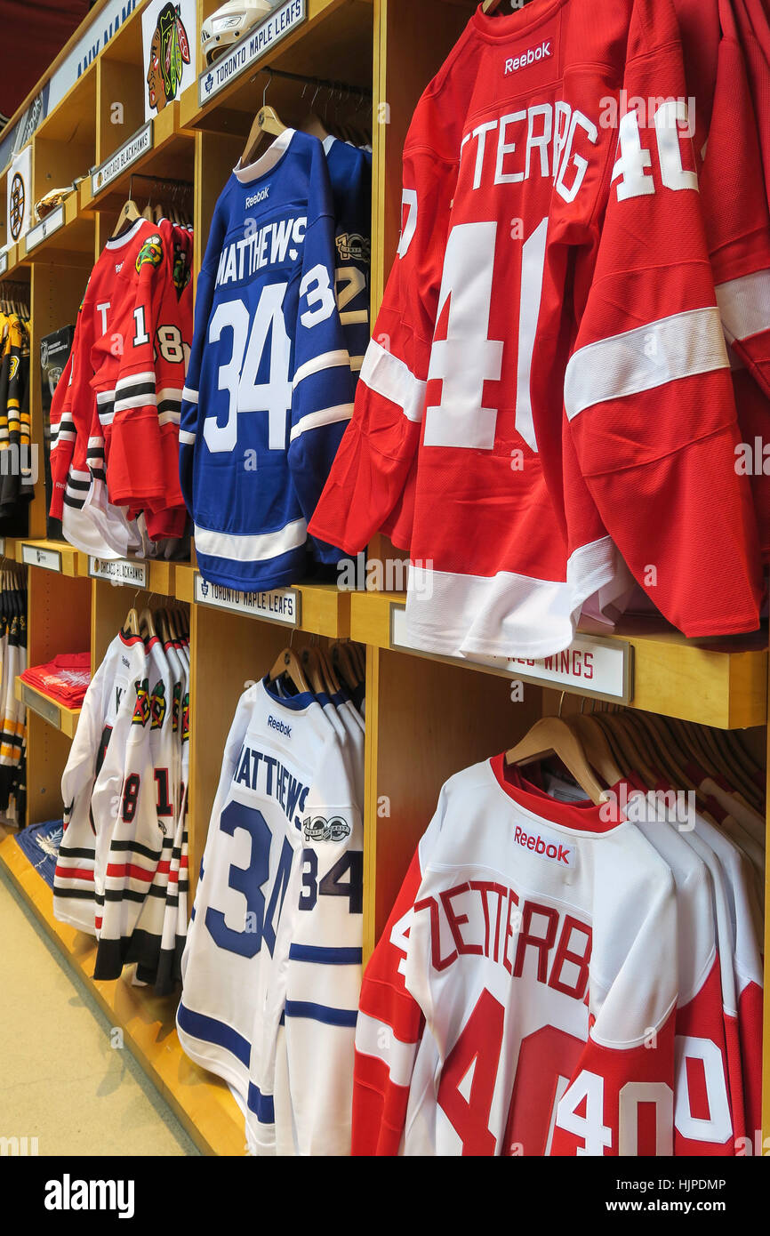 NHL Powered by Reebok Store, 1185 Avenue of the Americas, all'angolo della  47th Street, New York Foto stock - Alamy