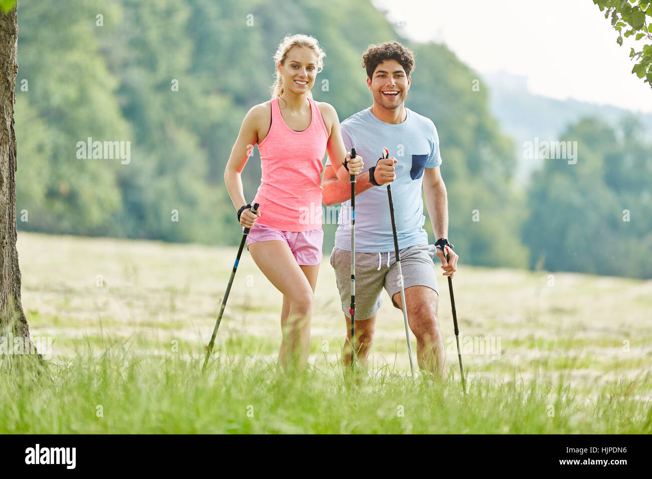 Attivo coppia giovane escursionismo con gioia e divertimento durante un allenamento fitness Foto Stock