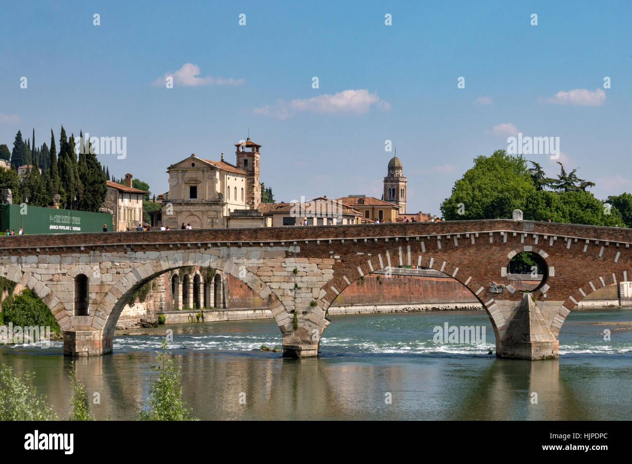 Vista panoramica del Ponte Pietra oltre il fiume Adige Verona Italia Foto Stock