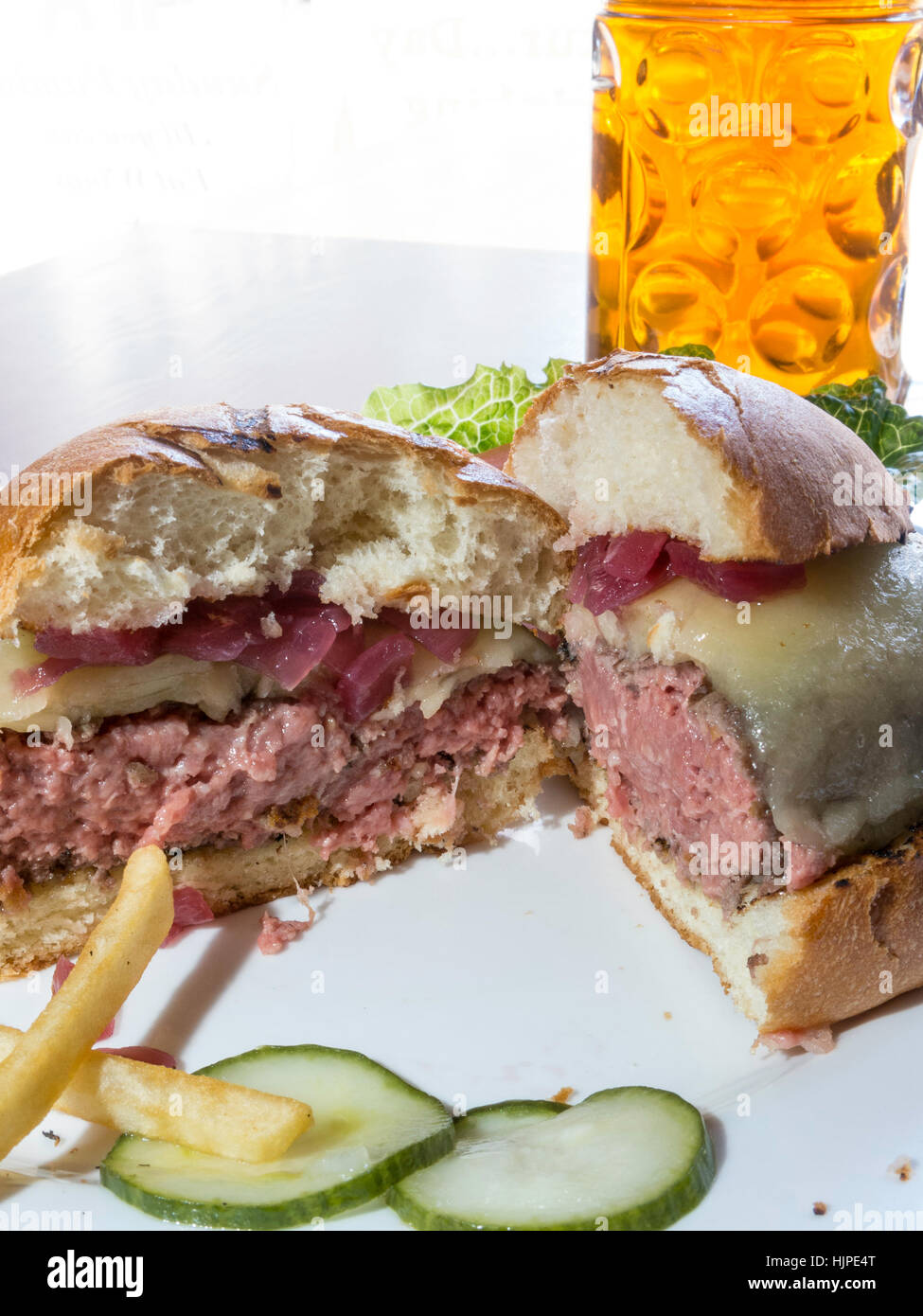 Hamburger e bicchiere di birra, STATI UNITI D'AMERICA Foto Stock