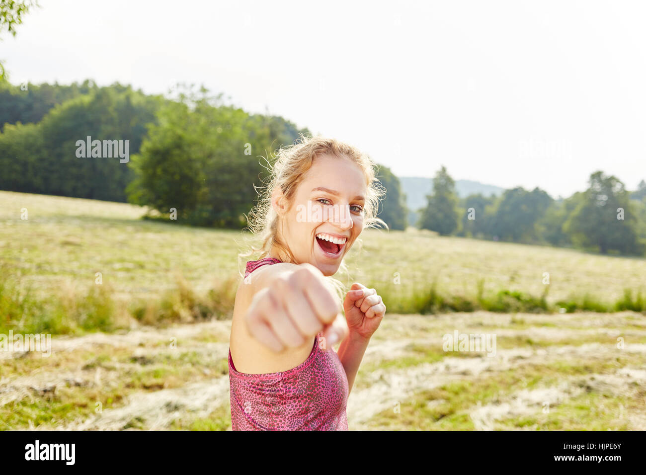 Donna con forza facendo esercizi di inscatolamento con potenza Foto Stock