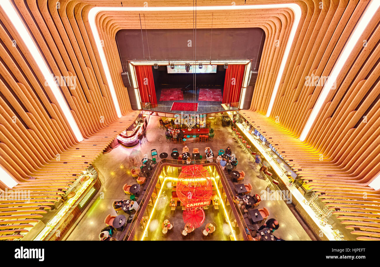 Platea Madrid, un gourmet food hall si trova in un ex cinema sulla Plaza de Colon. Madrid, Spagna. Foto Stock