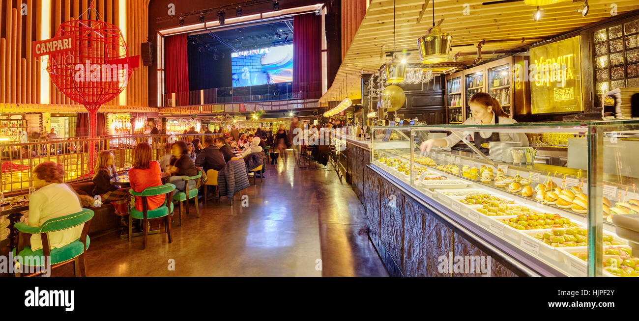 Platea Madrid, un gourmet food hall si trova in un ex cinema sulla Plaza de Colon. Madrid, Spagna. Foto Stock