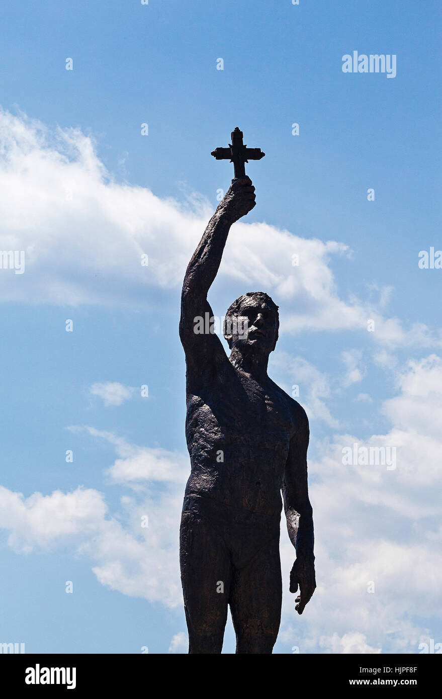 Monumento cristiano di fronte a un cielo nuvoloso Foto Stock