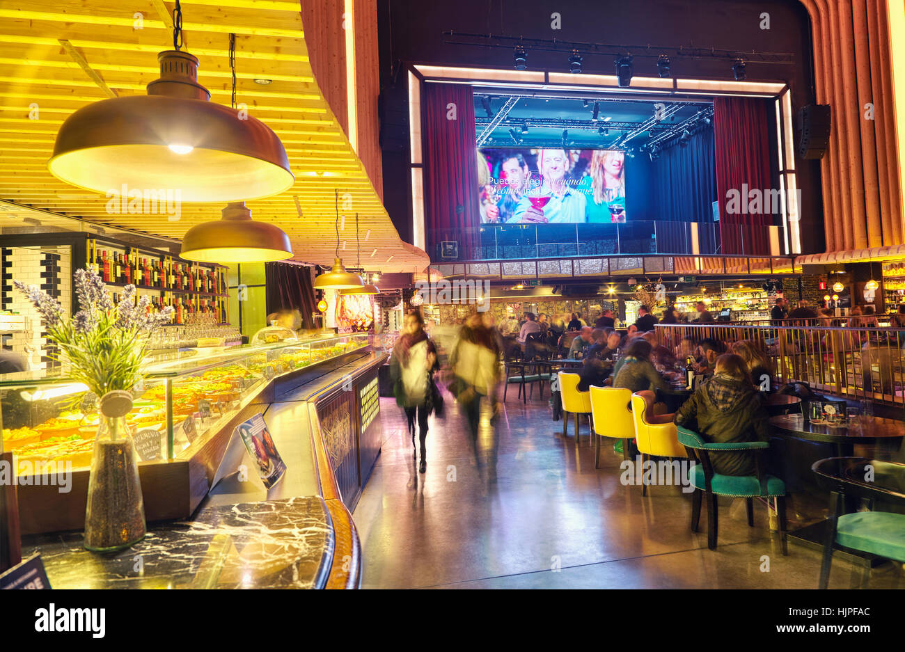 Platea Madrid, un gourmet food hall si trova in un ex cinema sulla Plaza de Colon. Madrid, Spagna. Foto Stock