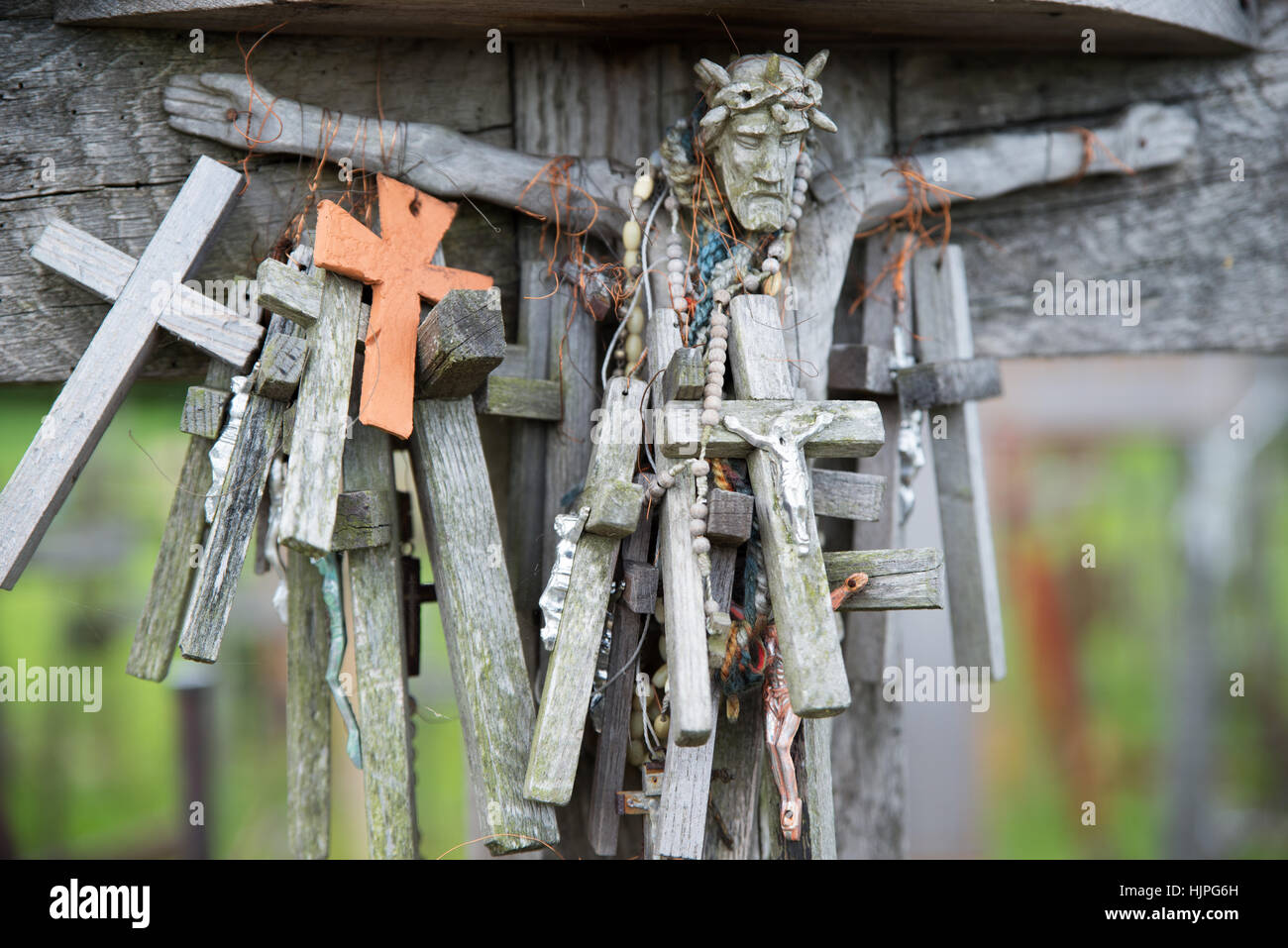 Croci e crocifissi presso la Collina delle Croci, vicino alla città di Siauliai, Lituania Foto Stock