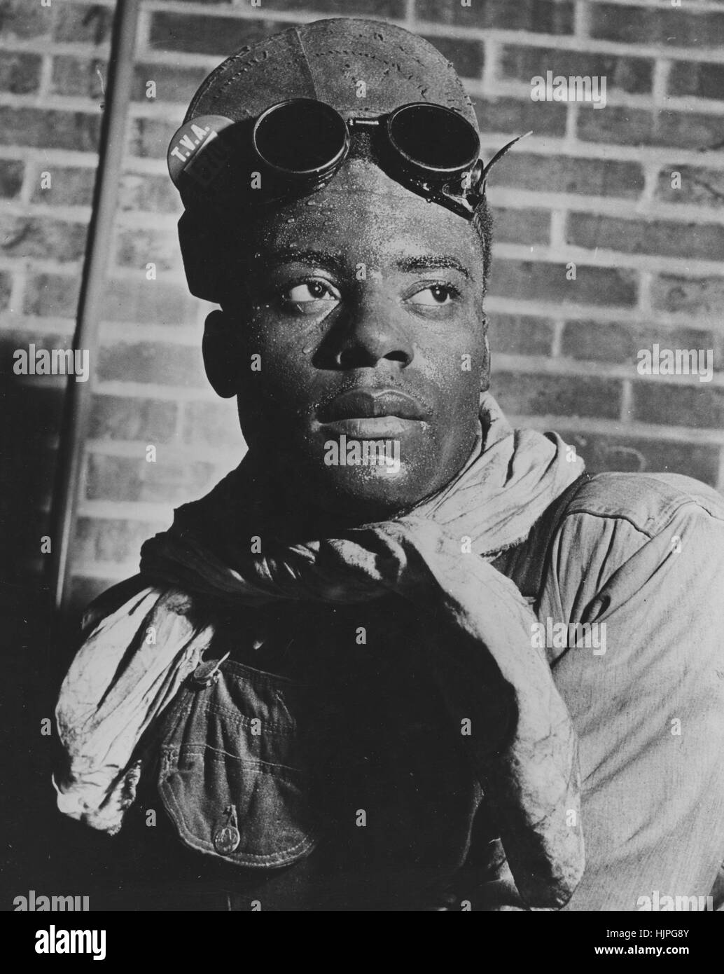 Ritratto di un Africano lavoratore americano per la Tennessee Valley Authority, indossando tute, cappello e occhiali, 1942 Foto Stock