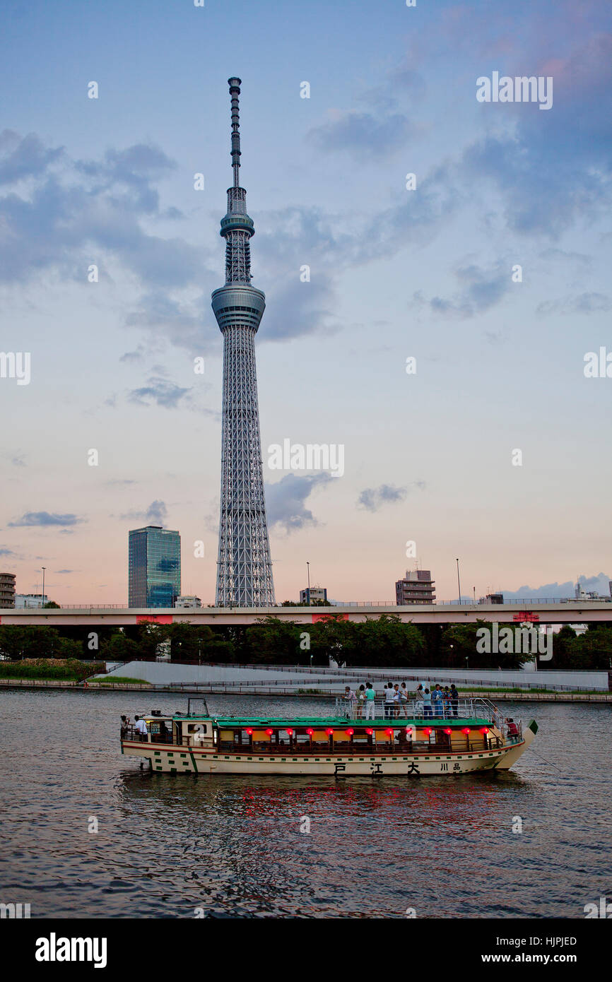 Sky Tree dal fiume Sumidagawa, il quartiere di Asakusa, Tokyo, Giappone Foto Stock