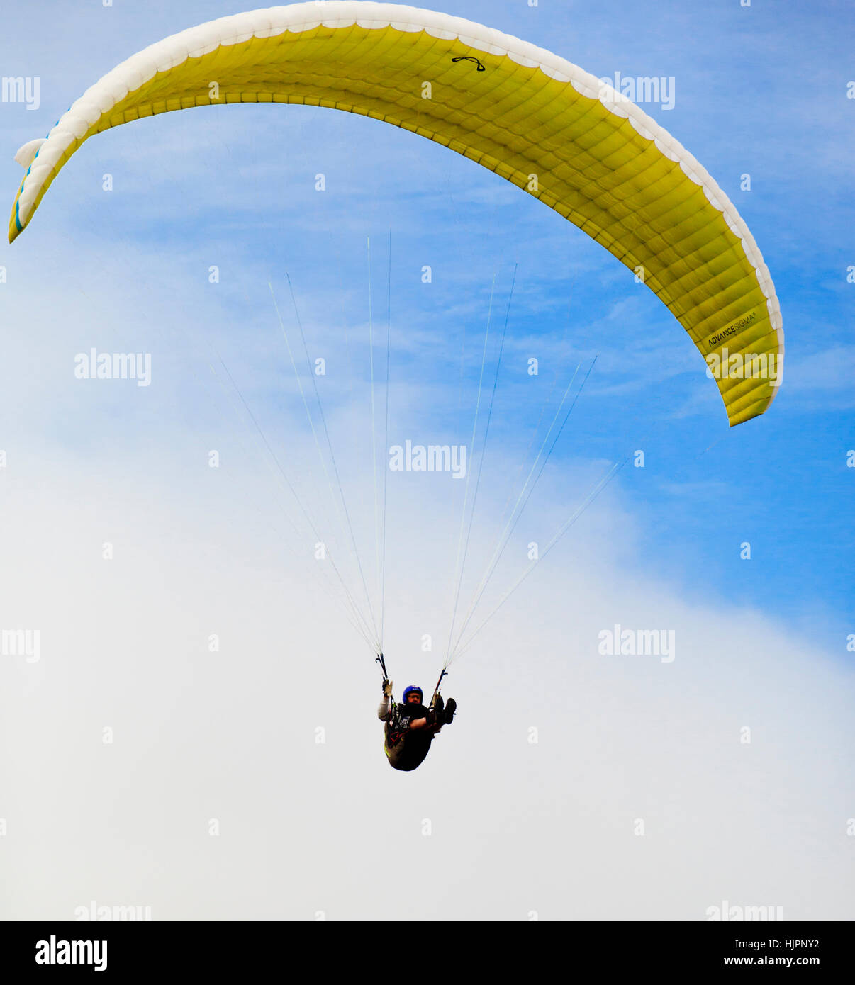 Parapendio sopra Saltburn Beach, North Yorkshire, Inghilterra Foto Stock