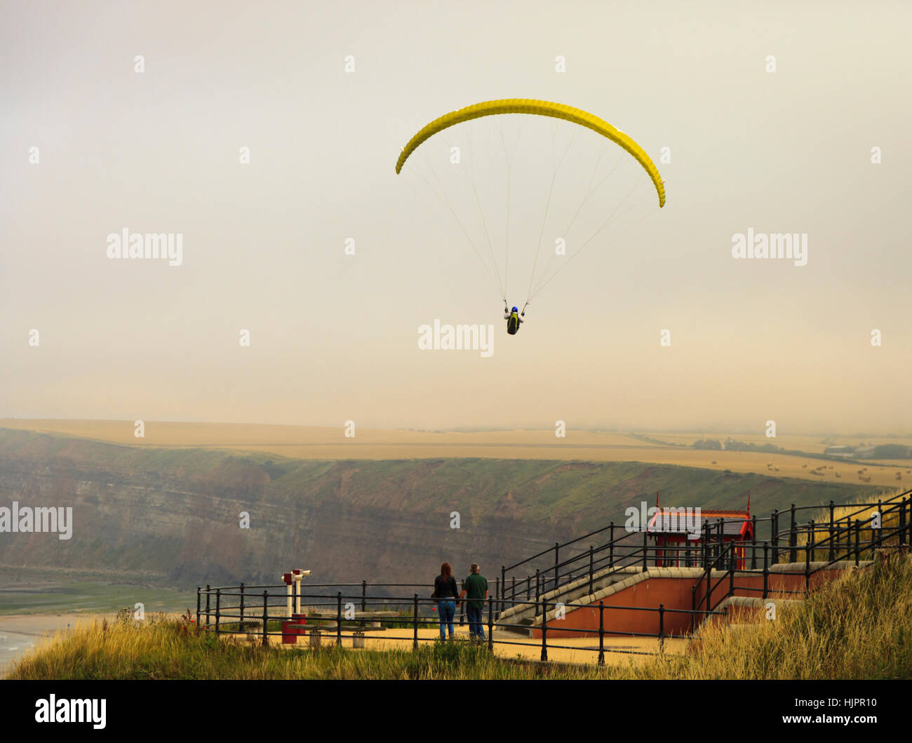 Parapendio sopra Saltburn Beach, North Yorkshire, Inghilterra Foto Stock
