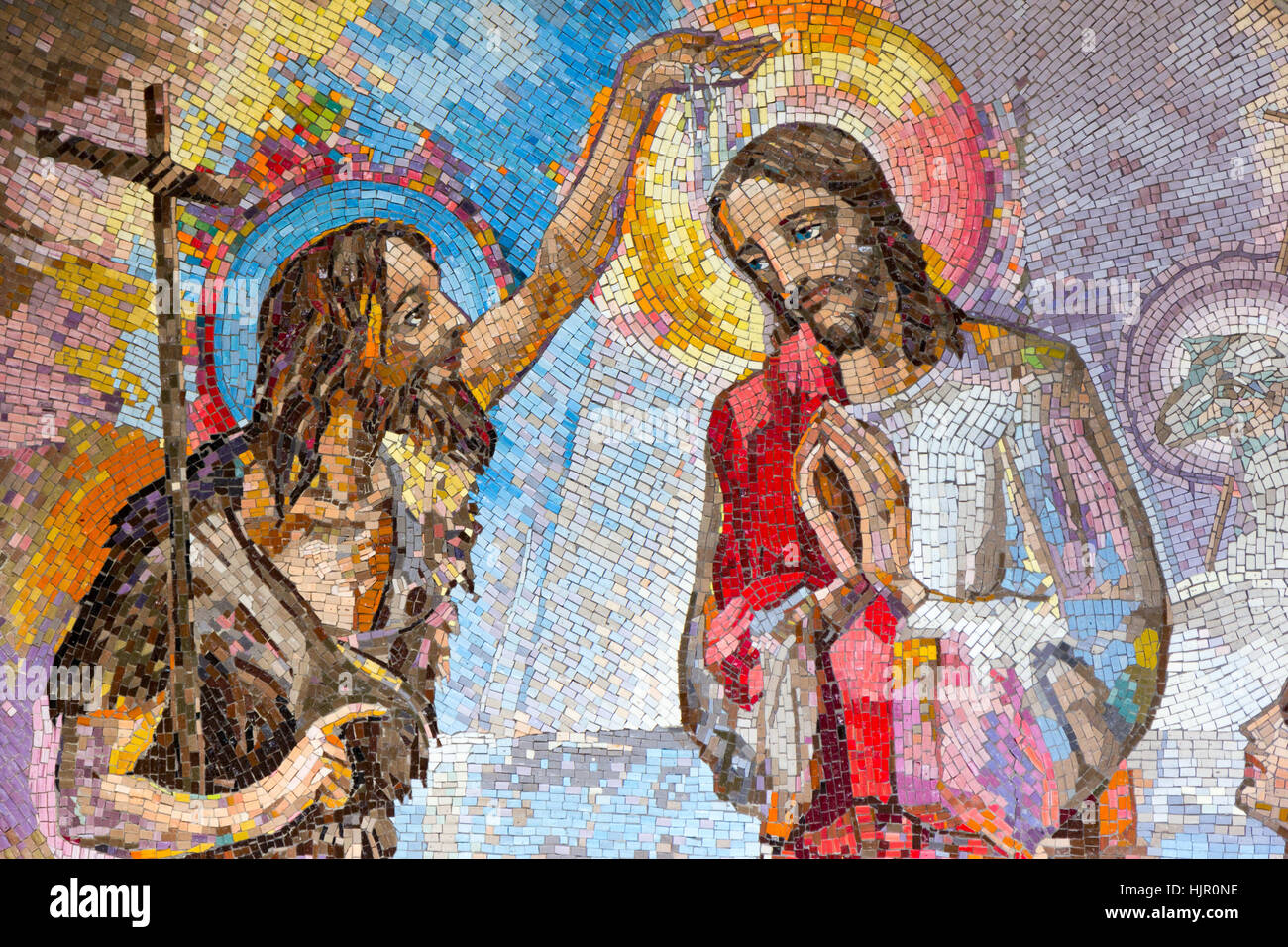 Mosaico del battesimo di Gesù Cristo da parte di San Giovanni Battista come primo mistero luminoso a Medjugorje. Foto Stock