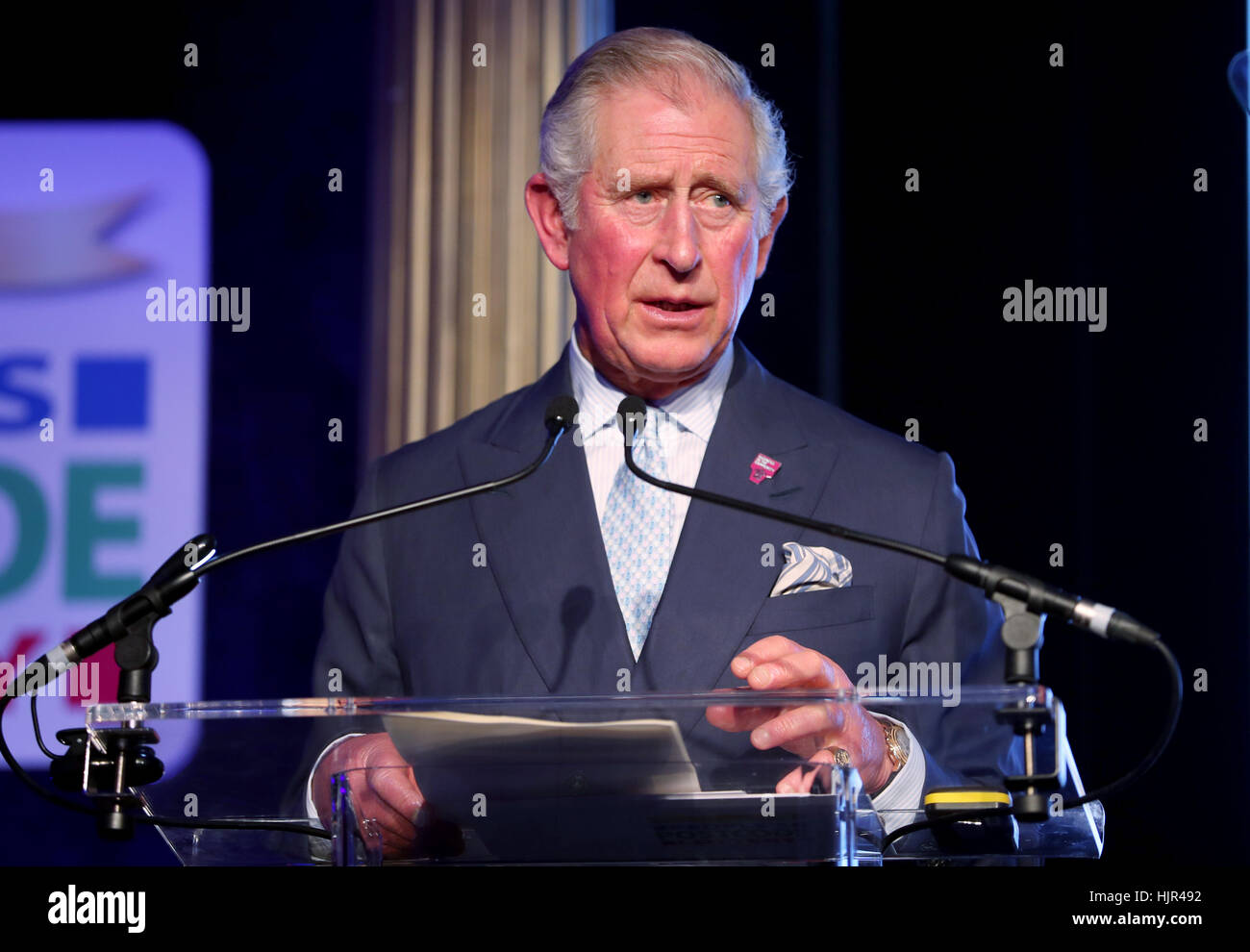 Il Principe di Galles parla durante la pre-cena accoglienza del popolo della lotteria Cap gala benefico a Prestonfield House, Edimburgo. Foto Stock