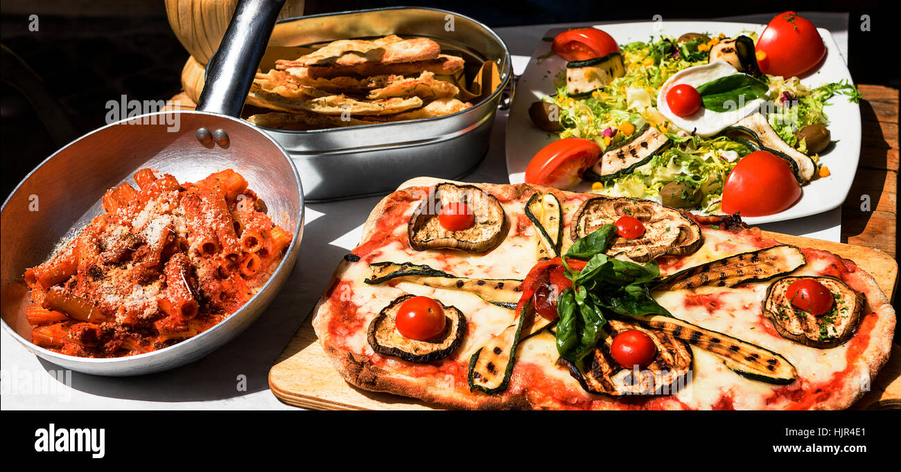 Ristorante Pasta nella città di Roma Italia del sud Europa. Noodle all'uovo, cibo fatto in casa.gustosa e autentica cucina italiana. Foto Stock