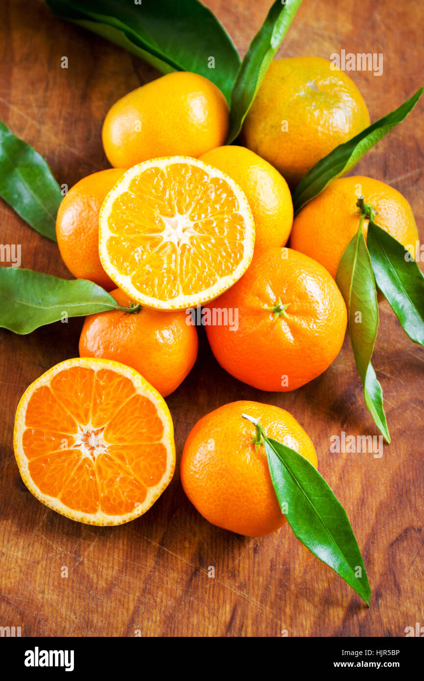 Bella tangerini freschi sul tavolo Foto Stock