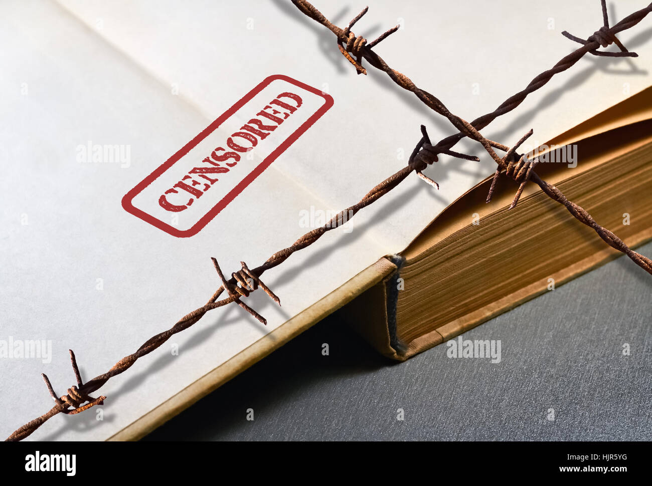 Primo piano di un vecchio libro segreto e parola censurato Foto Stock