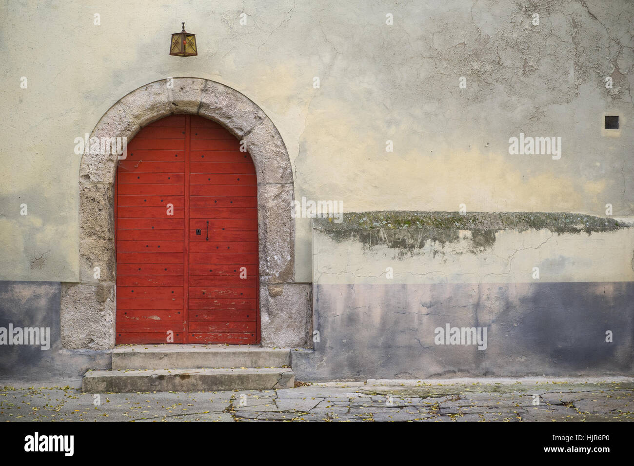 In legno antico porta rossa di un edificio medievale a Sion in Svizzera Foto Stock